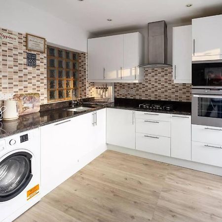 Hogwarts Hideaway Themed Property Watford  Exterior photo