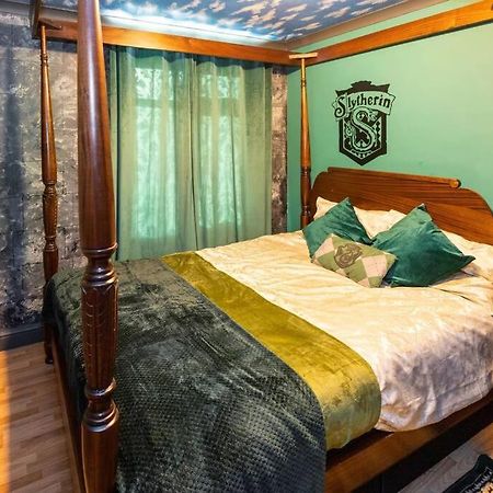 Hogwarts Hideaway Themed Property Watford  Exterior photo