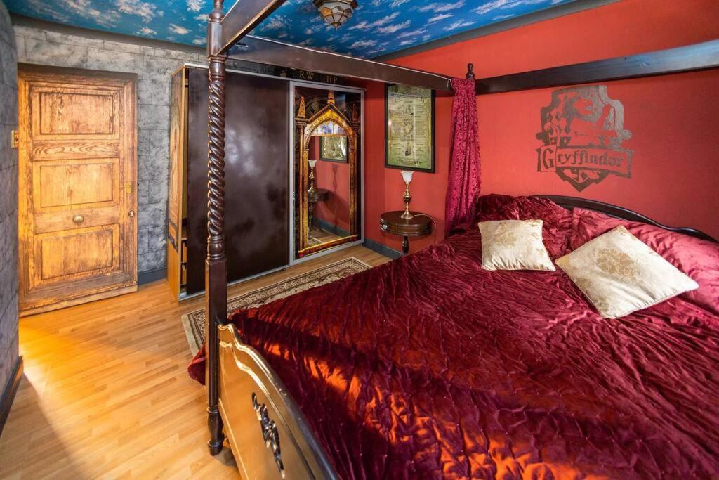 Hogwarts Hideaway Themed Property Watford  Exterior photo