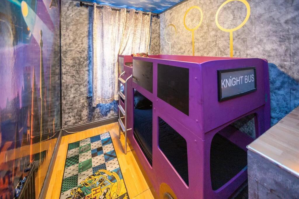Hogwarts Hideaway Themed Property Watford  Exterior photo