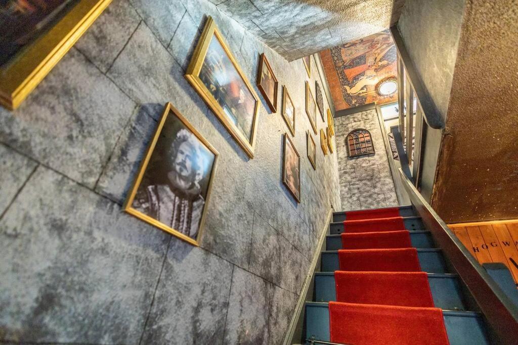 Hogwarts Hideaway Themed Property Watford  Exterior photo