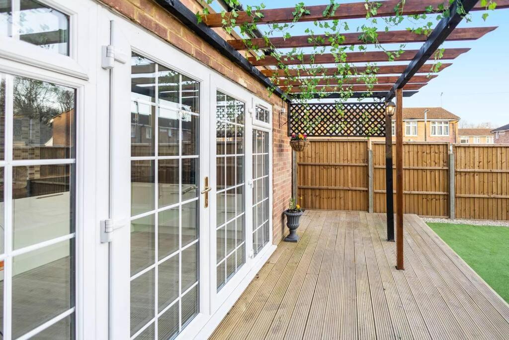 Hogwarts Hideaway Themed Property Watford  Exterior photo