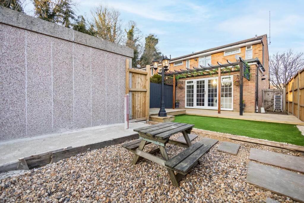 Hogwarts Hideaway Themed Property Watford  Exterior photo