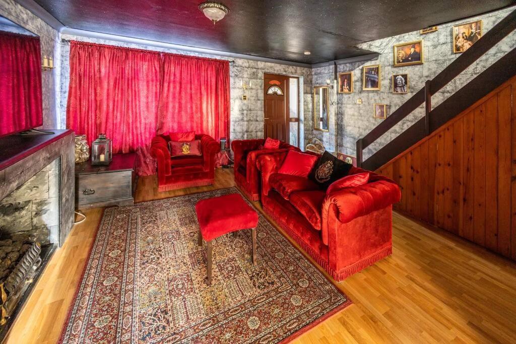 Hogwarts Hideaway Themed Property Watford  Exterior photo
