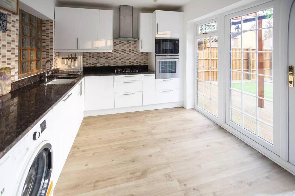 Hogwarts Hideaway Themed Property Watford  Exterior photo